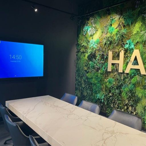 Een Presentatiescherm met touch in een vergaderruimte van de firma Hallz